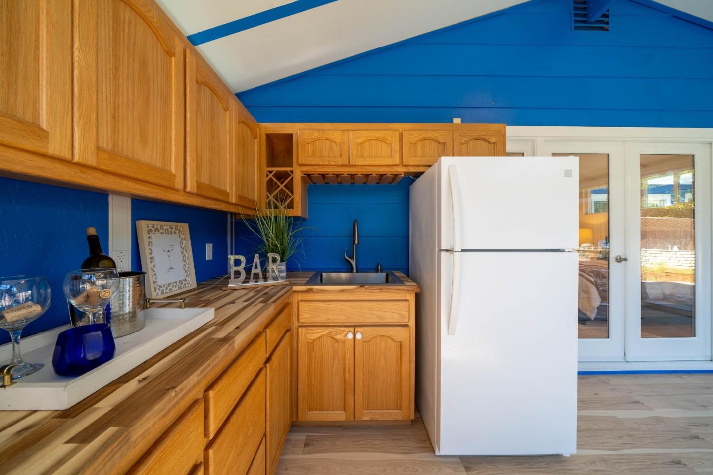 1009 Sir Francis Avenue