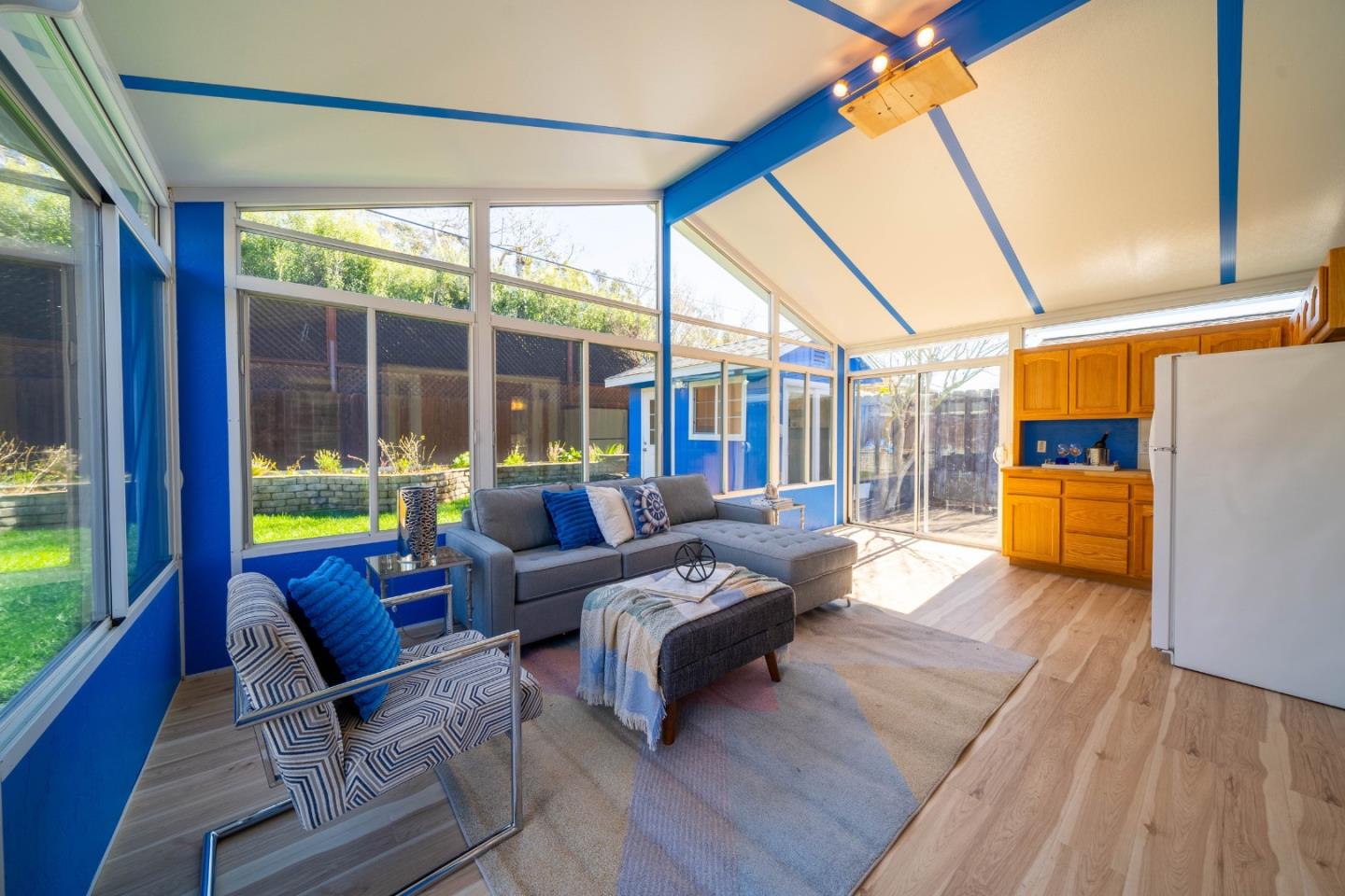 1009 Sir Francis Avenue