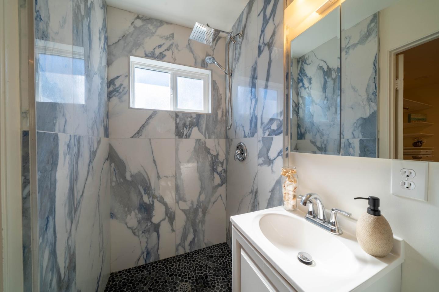 1009 Sir Francis Avenue