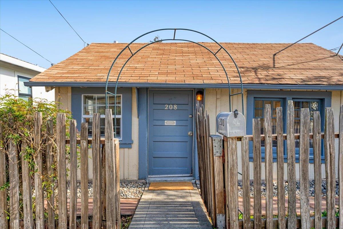 208 Mountain View Avenue