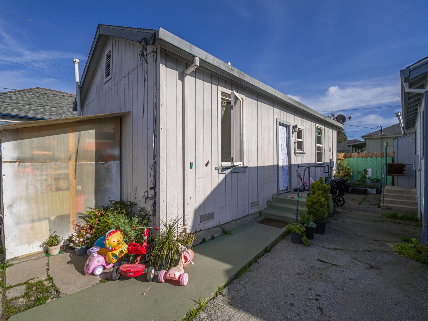 140 East Riverside Drive