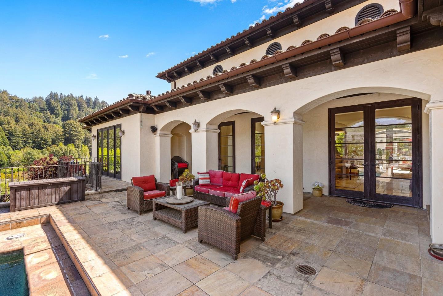 220 Falcon Hill