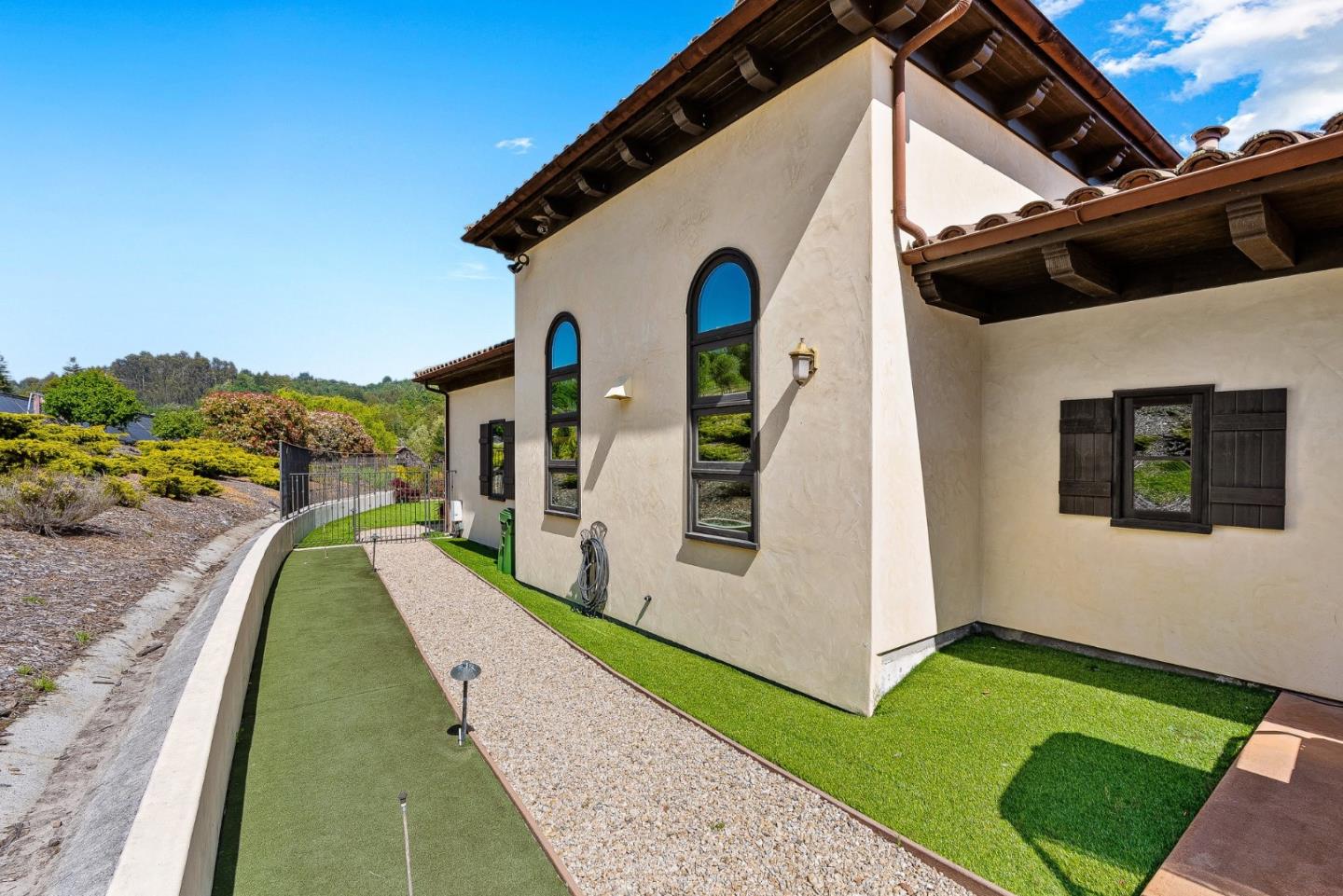 220 Falcon Hill