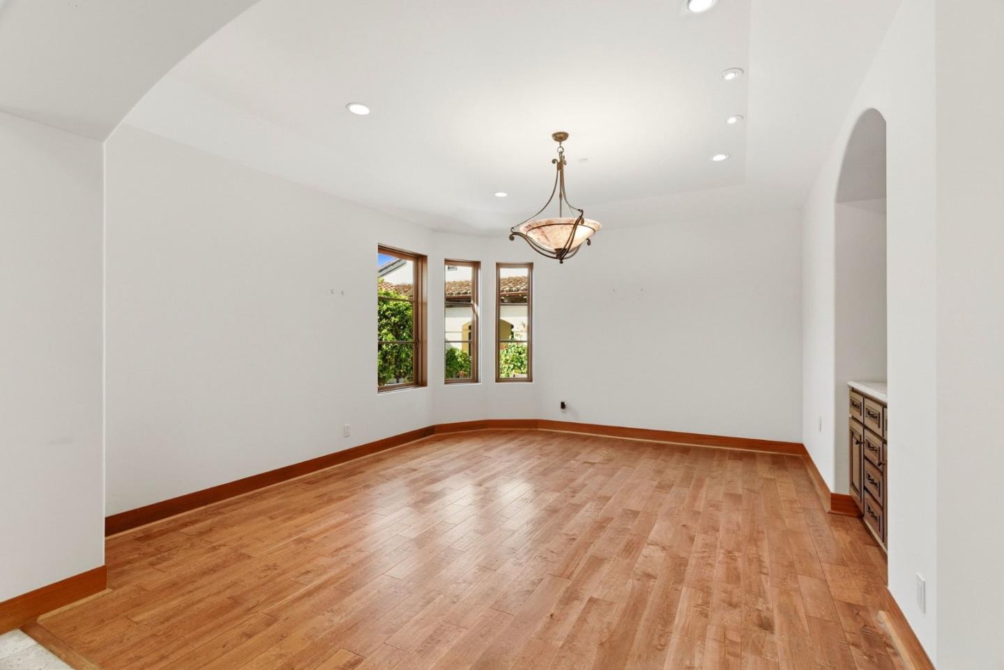 220 Falcon Hill