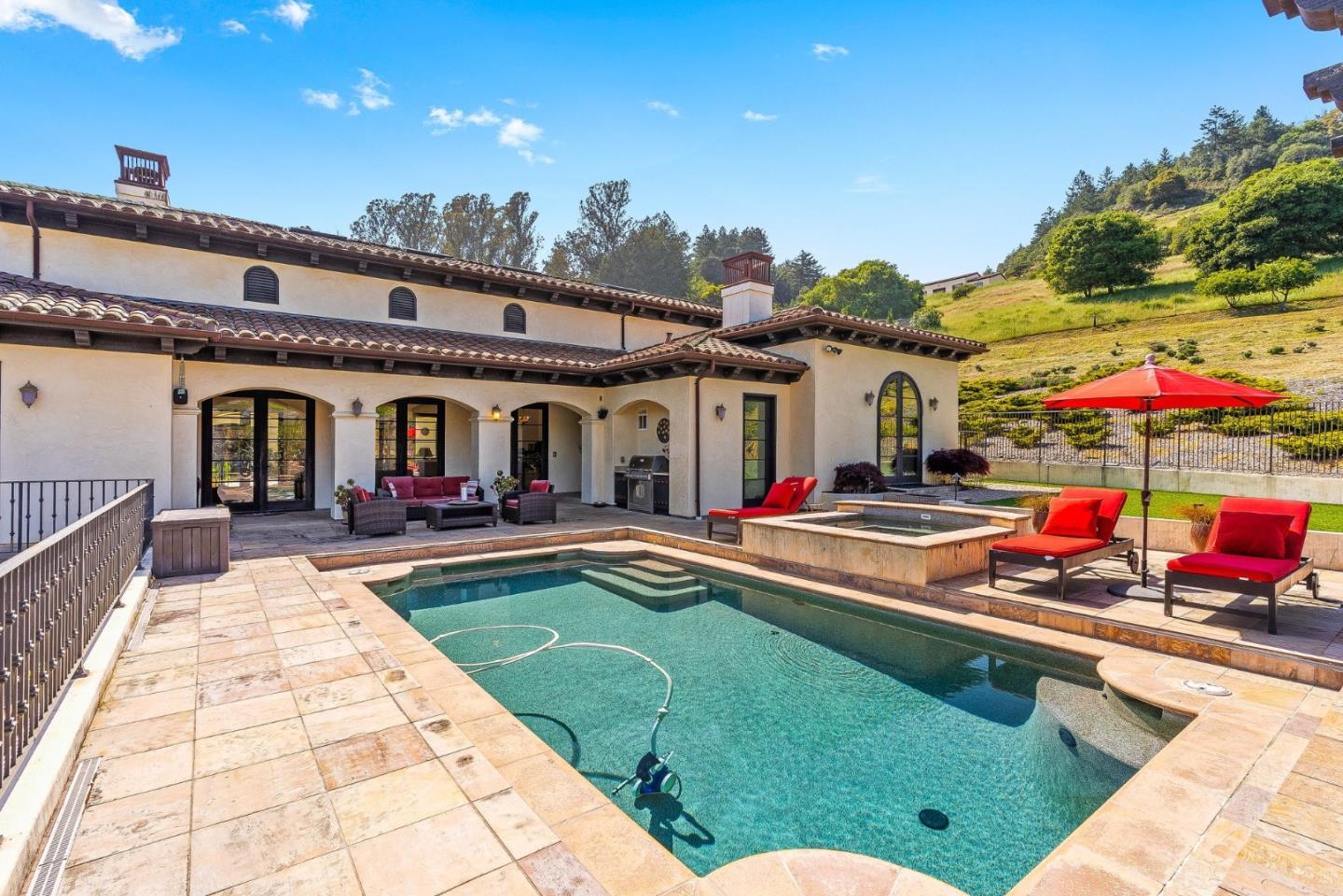 220 Falcon Hill