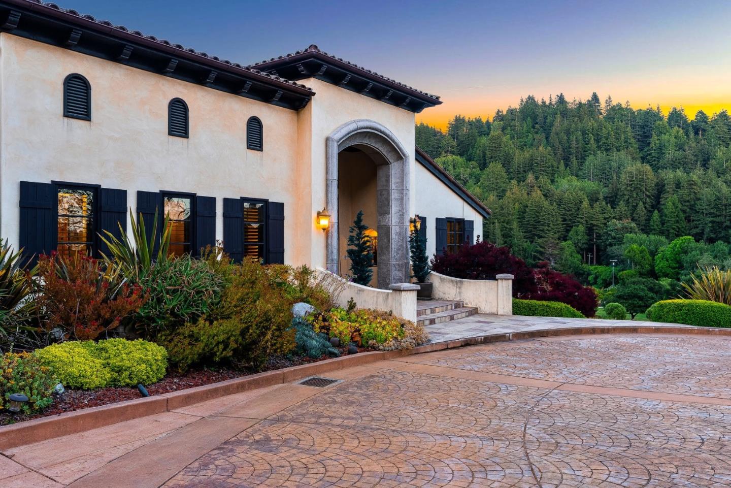 220 Falcon Hill