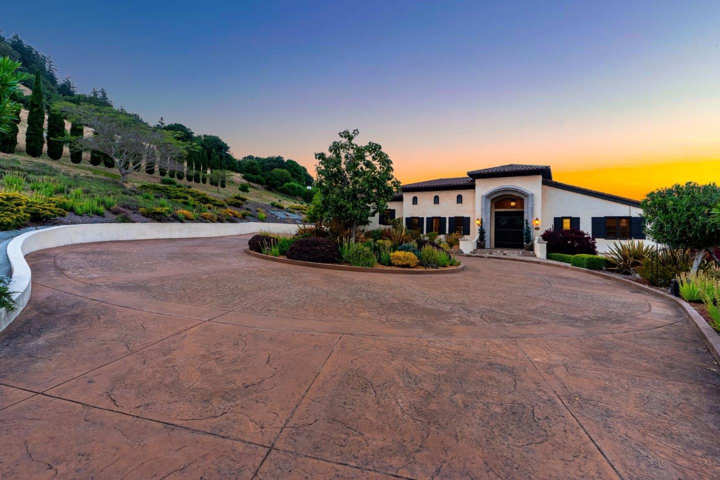 220 Falcon Hill