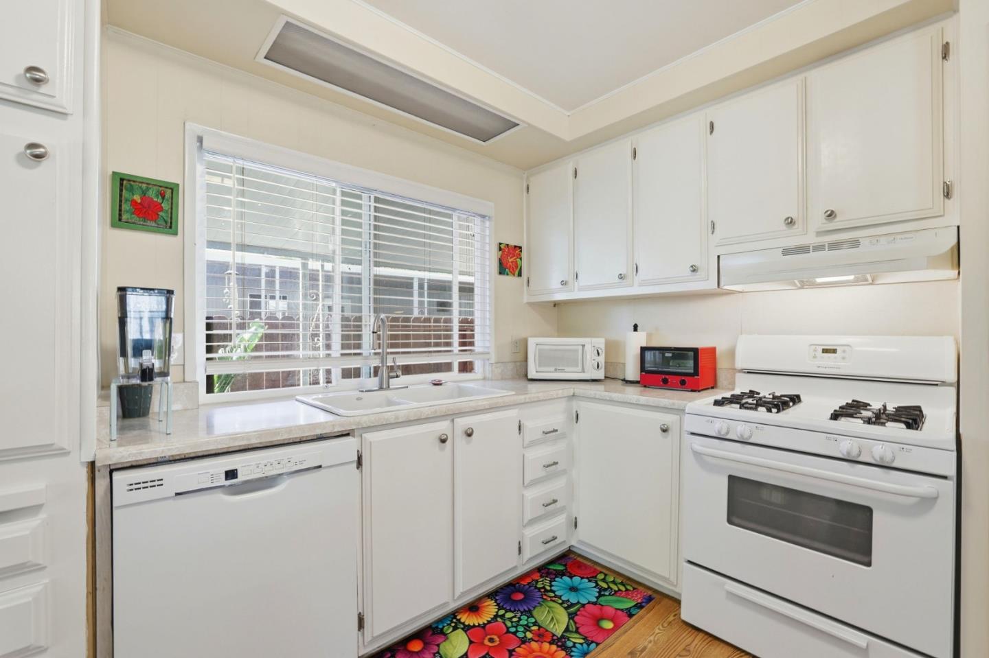 100 La Paz Unit: 100