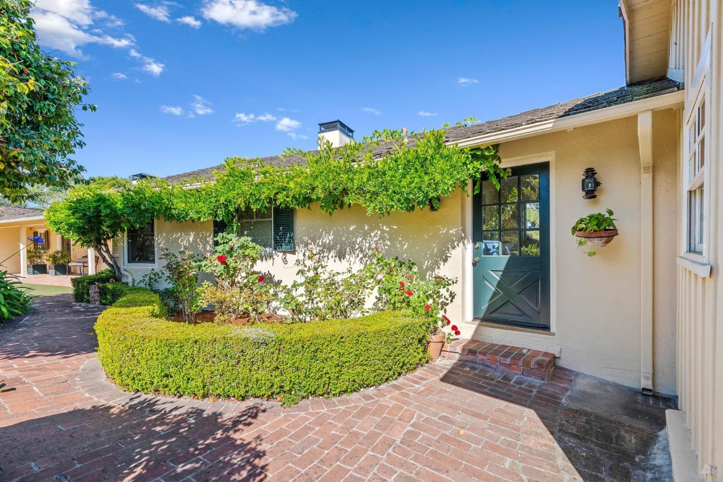 31 S Circle Dr