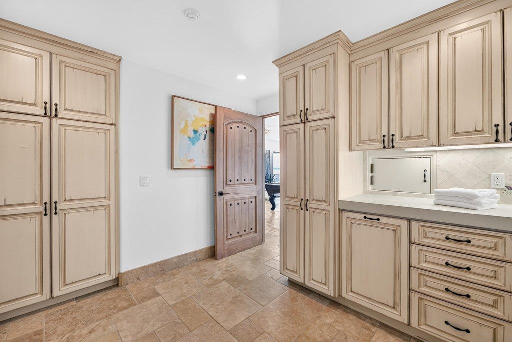 725 Las Olas DR