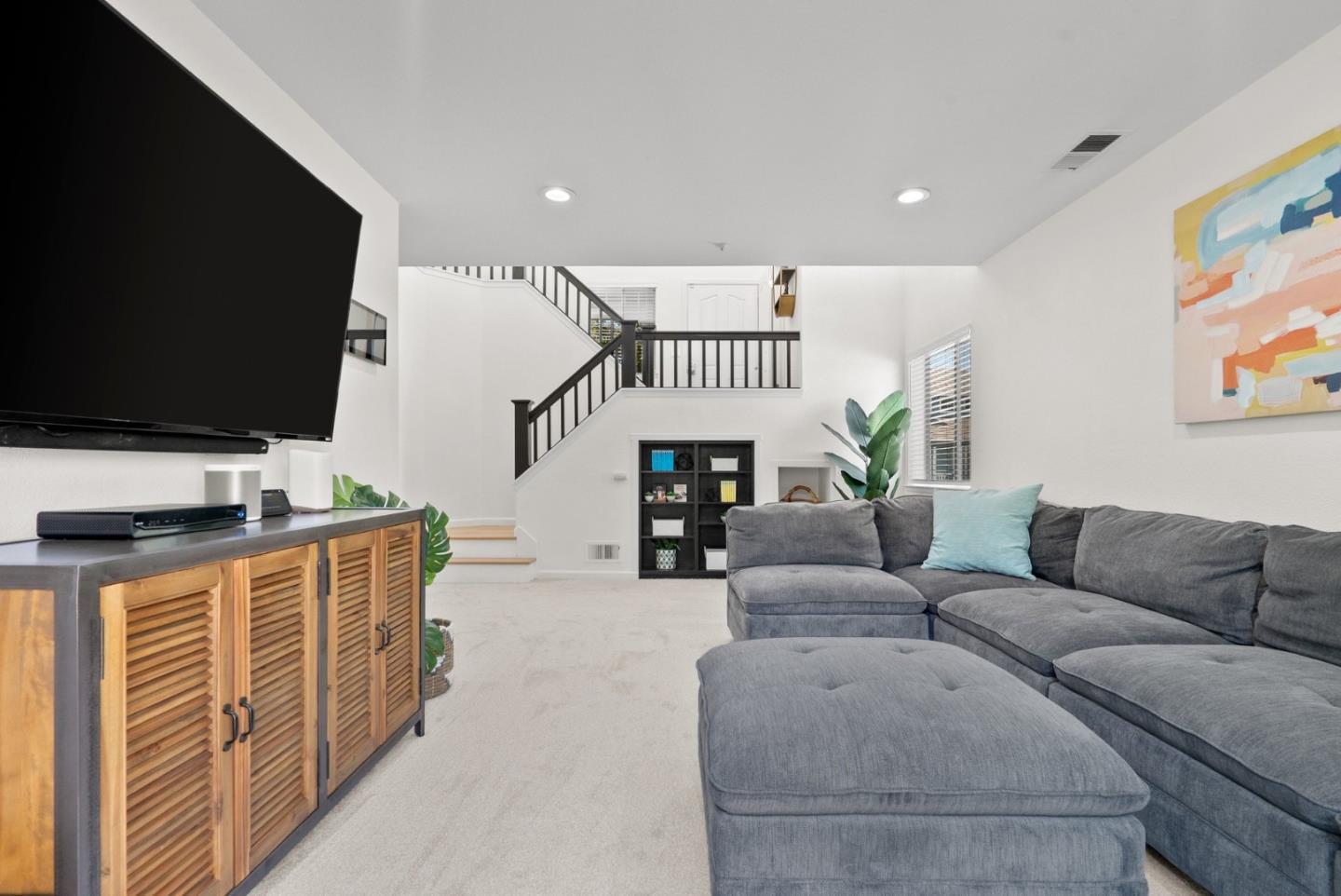 814 Coast Range DR