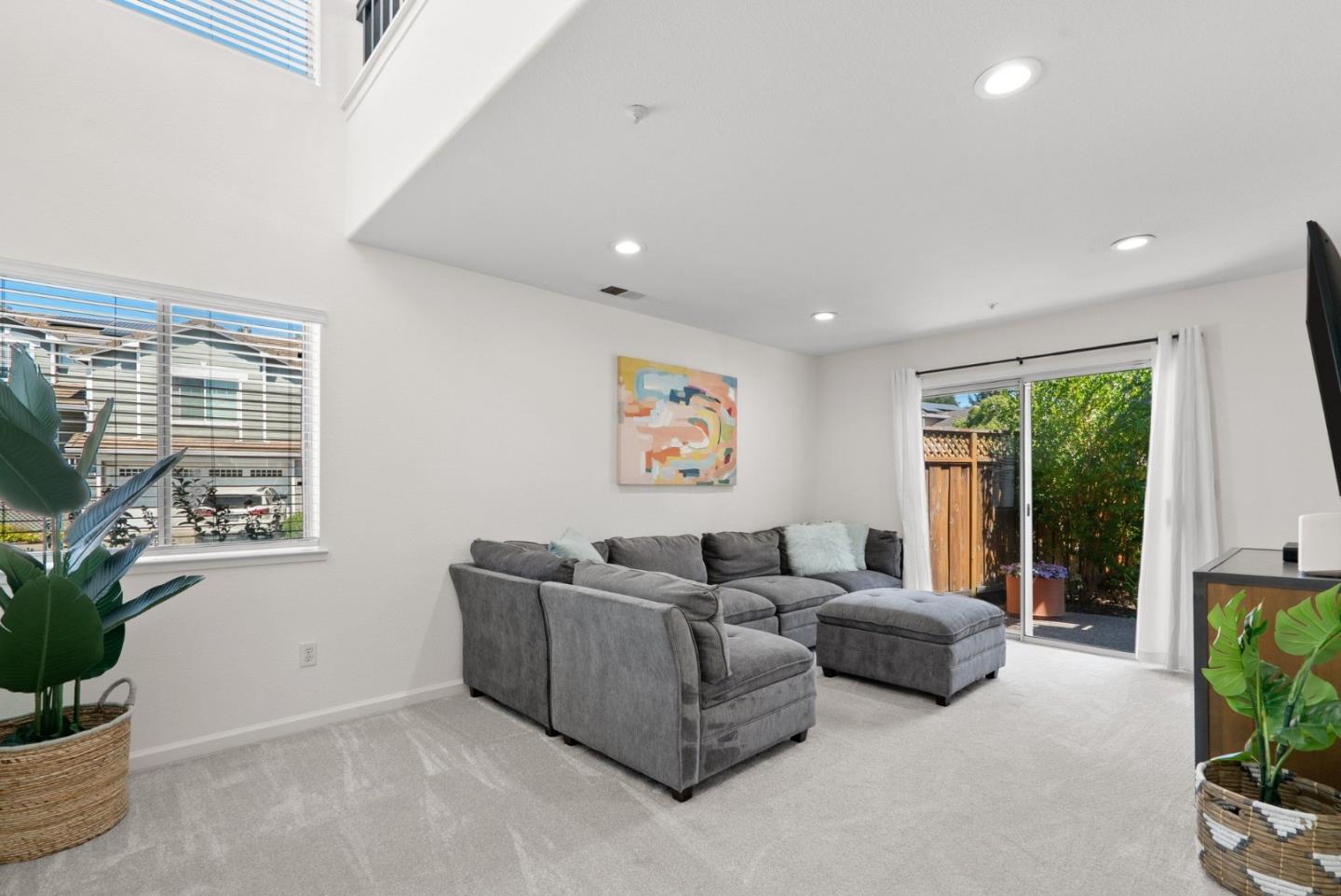 814 Coast Range DR