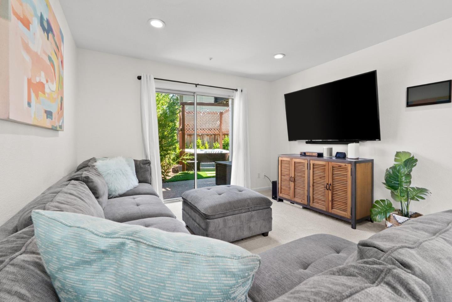 814 Coast Range DR