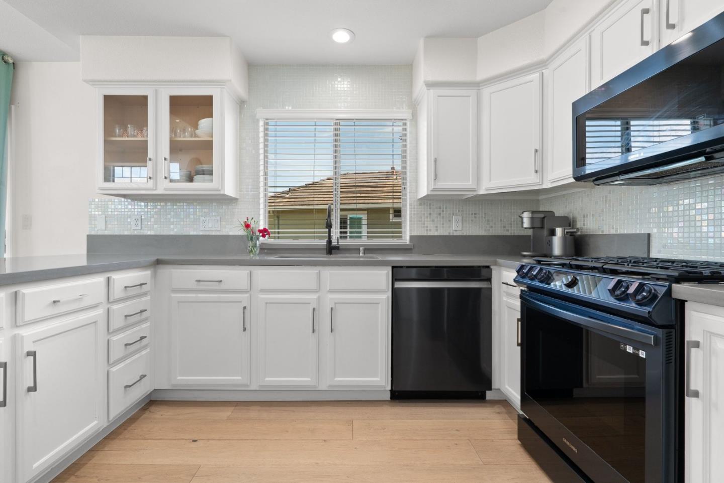 814 Coast Range DR
