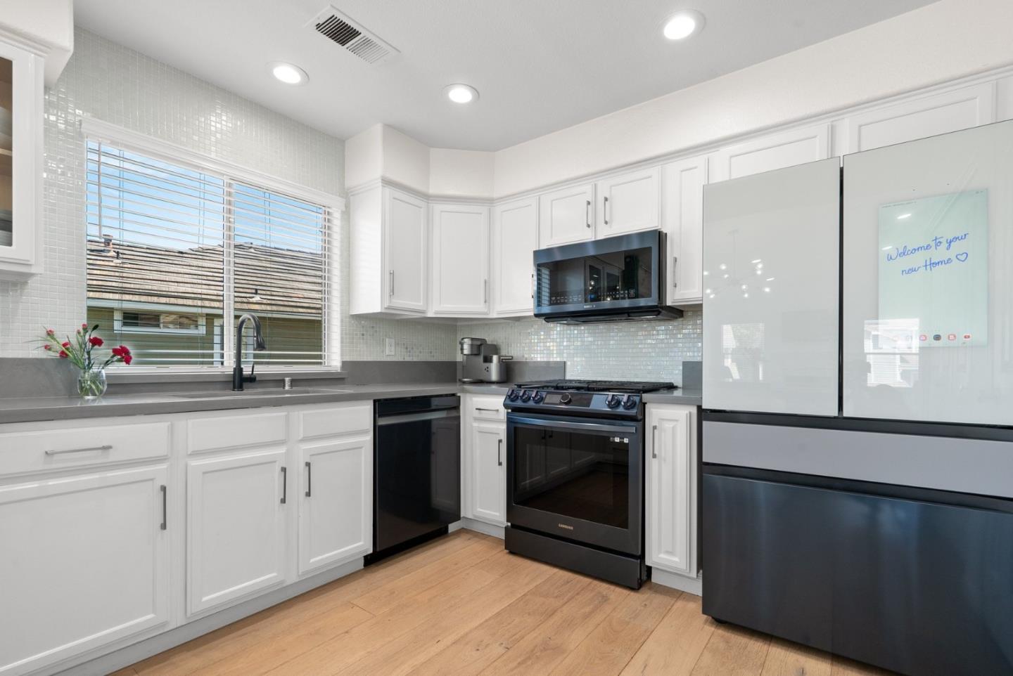 814 Coast Range DR