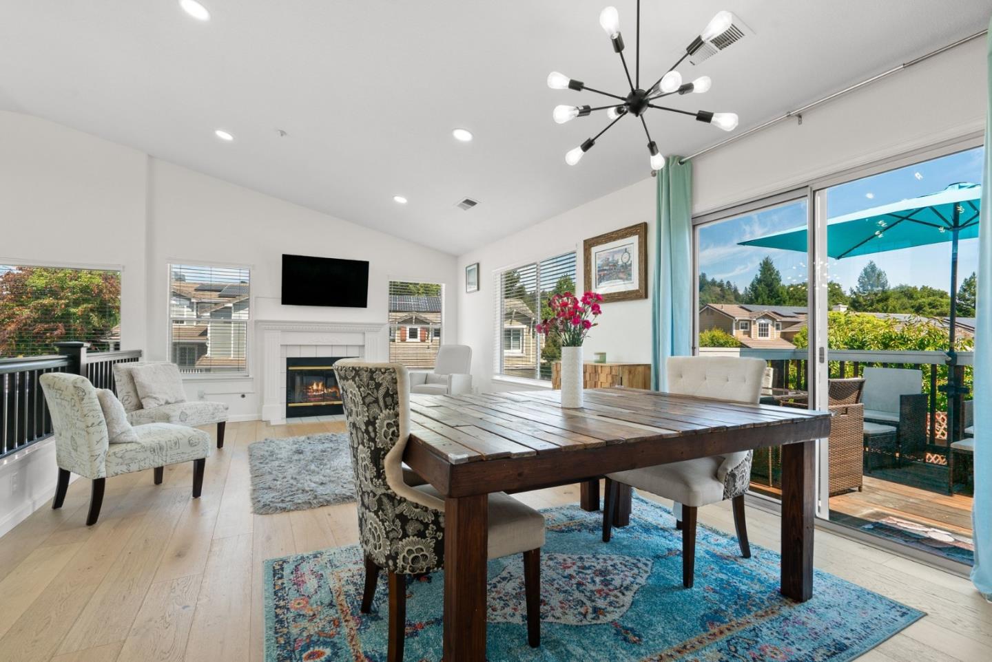 814 Coast Range DR