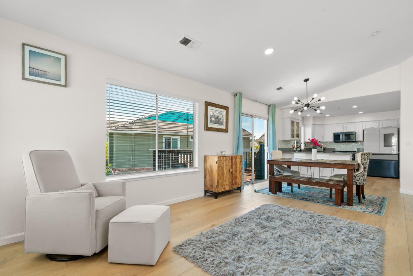 814 Coast Range DR