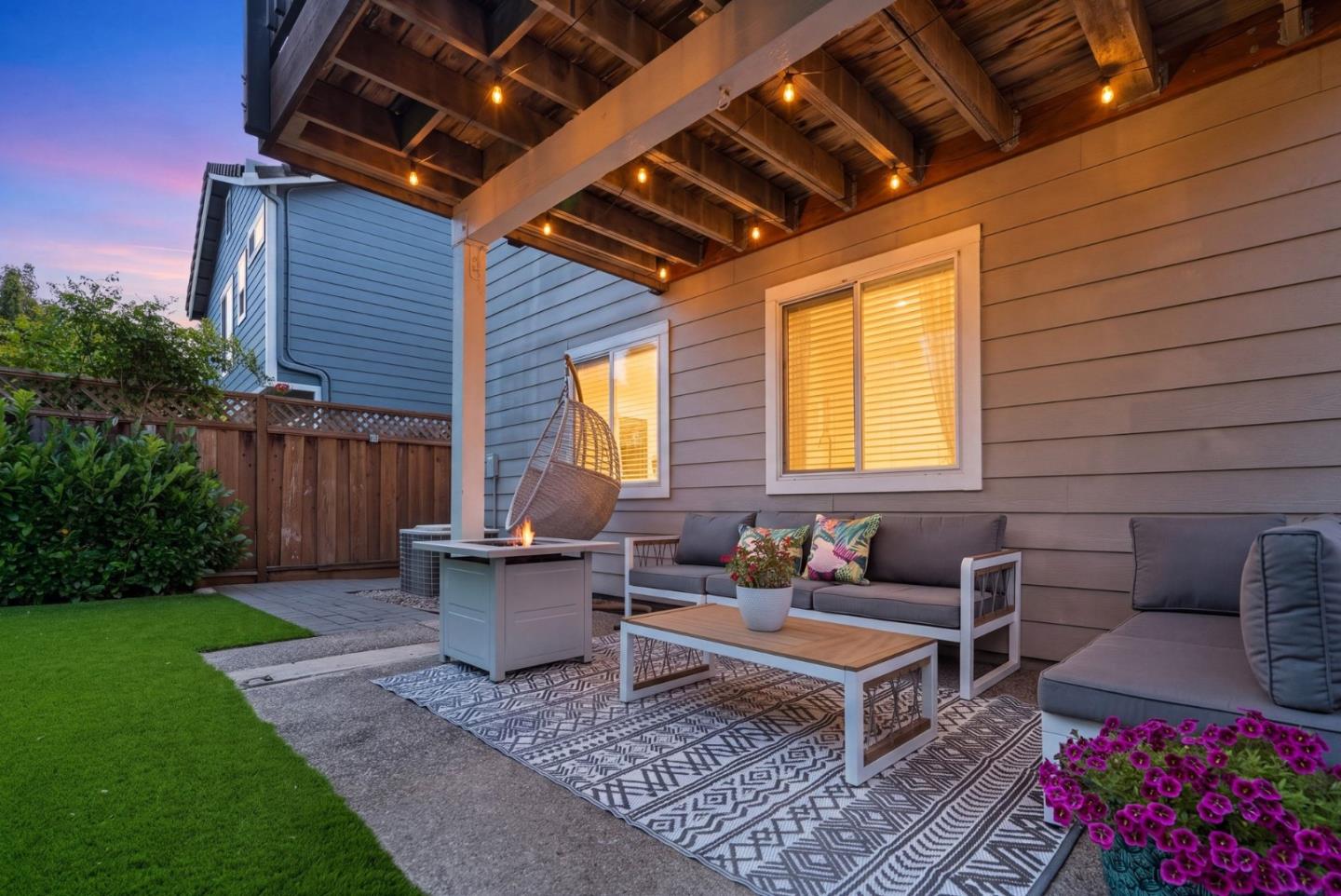 814 Coast Range DR