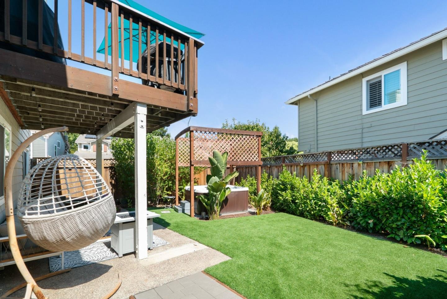 814 Coast Range DR
