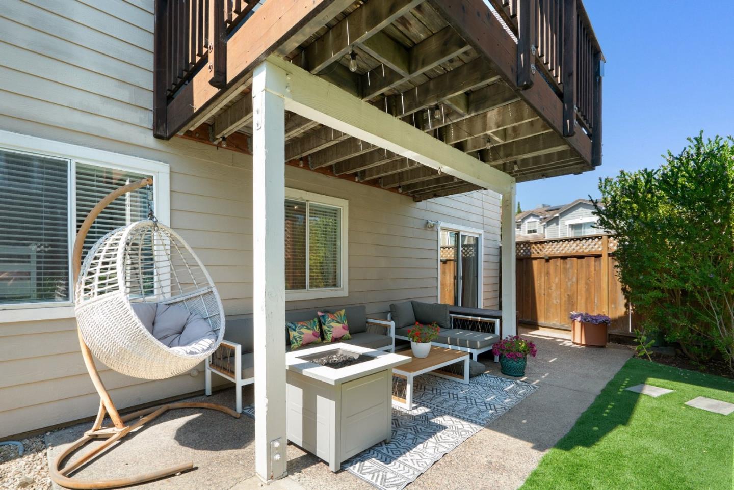 814 Coast Range DR