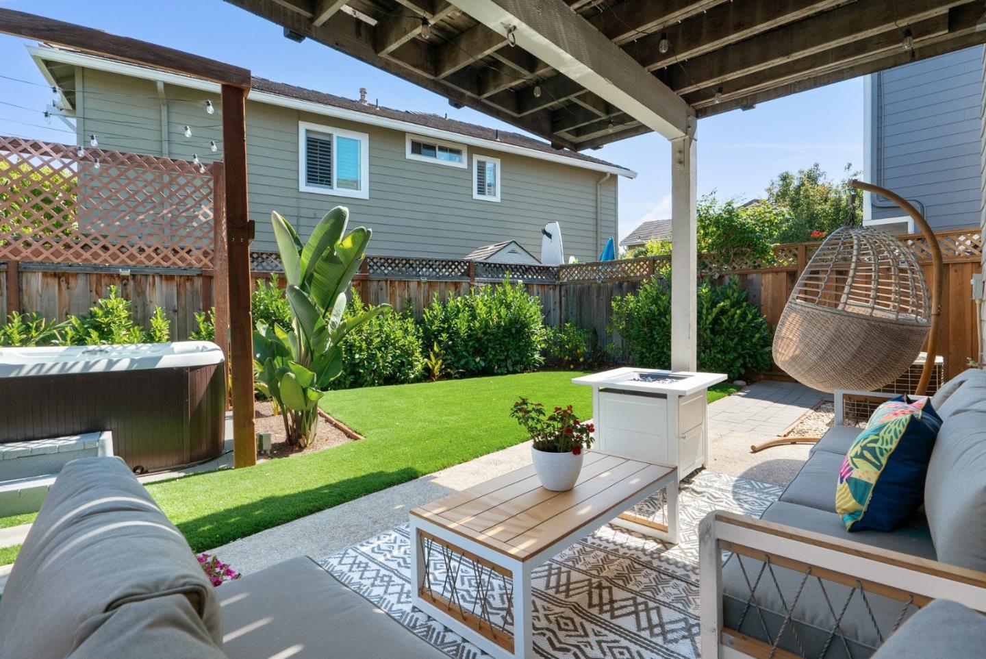 814 Coast Range DR