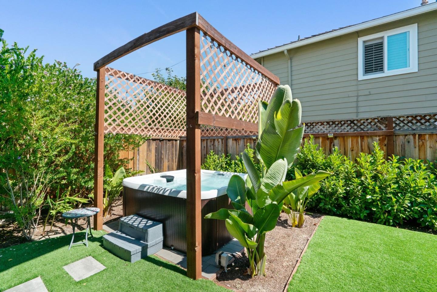 814 Coast Range DR