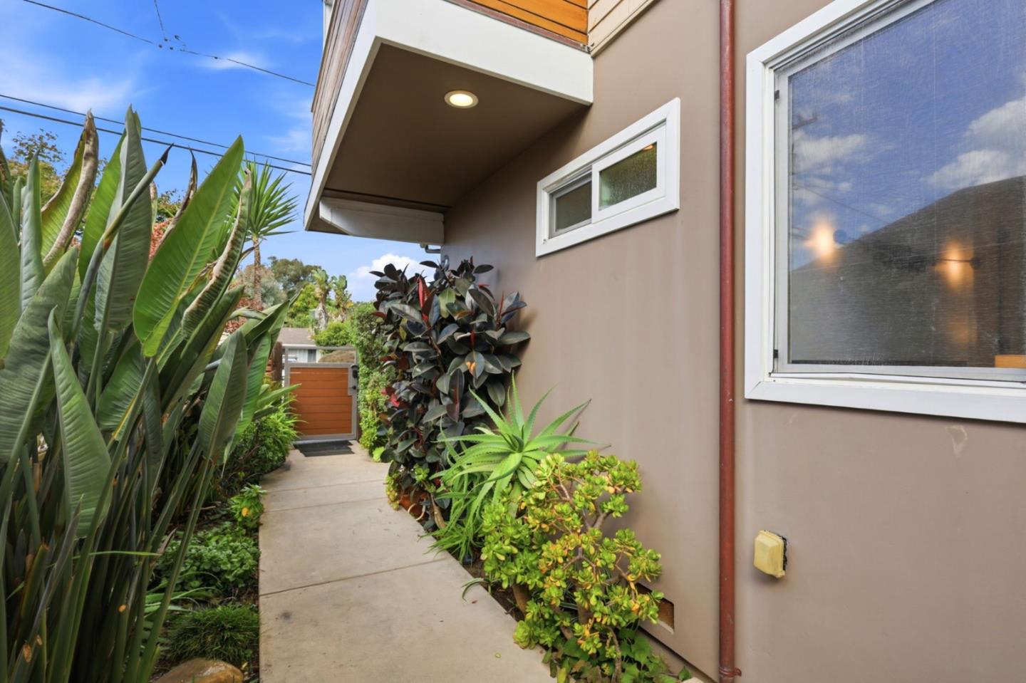 562 36th AVE