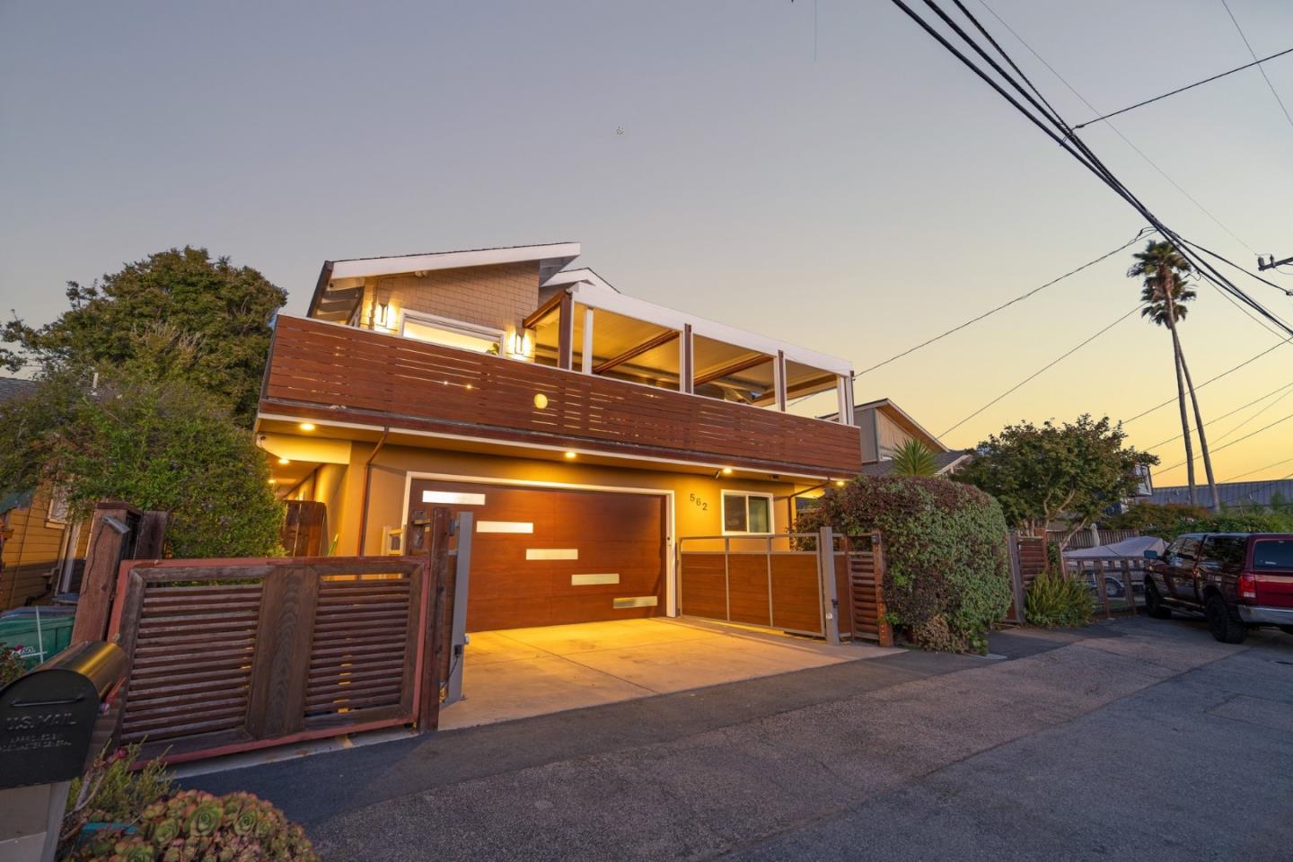 562 36th AVE