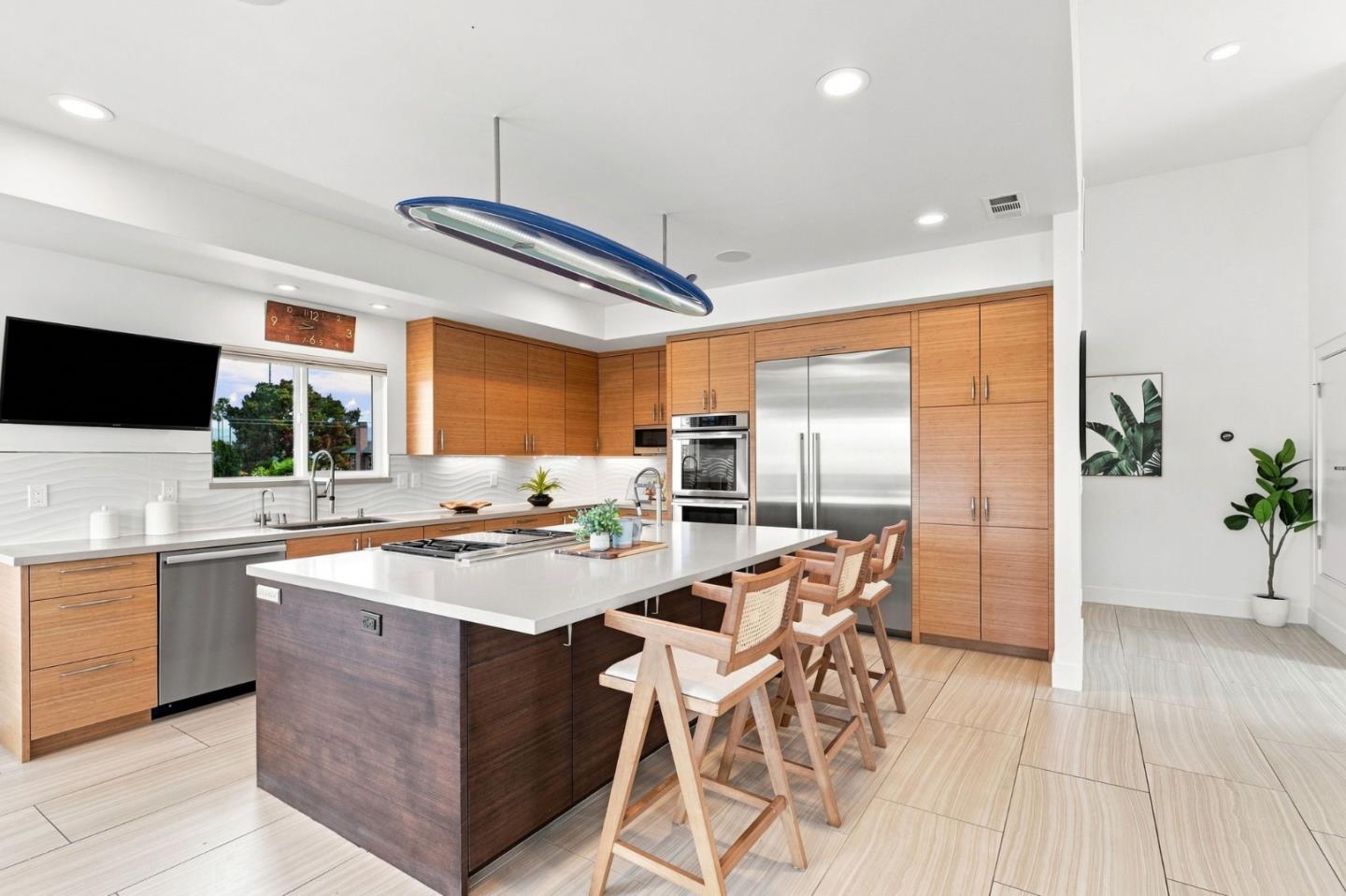 562 36th AVE