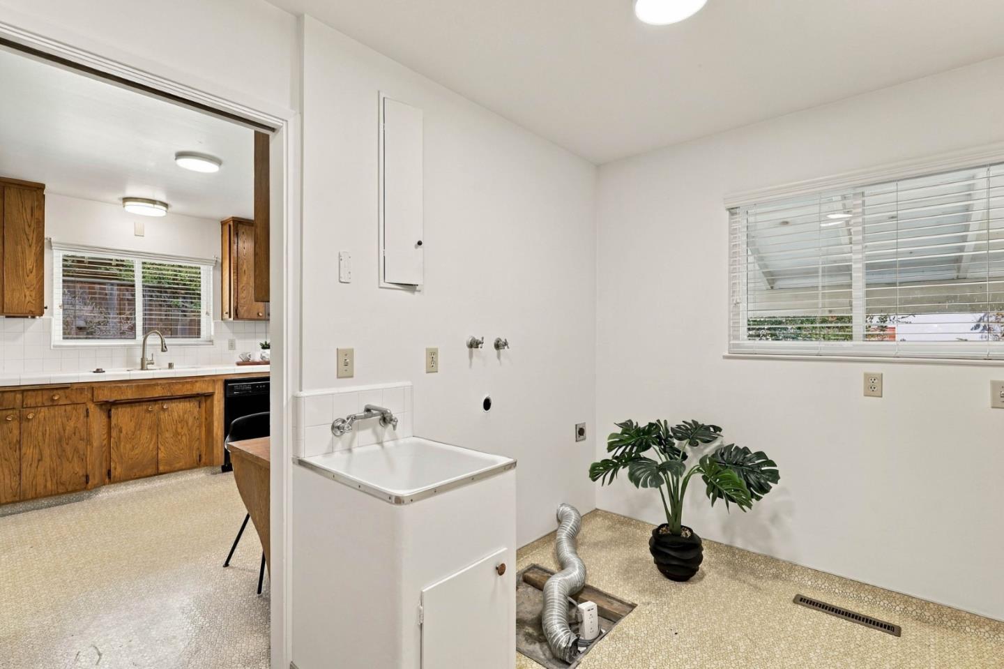 131 Woodcrest PL