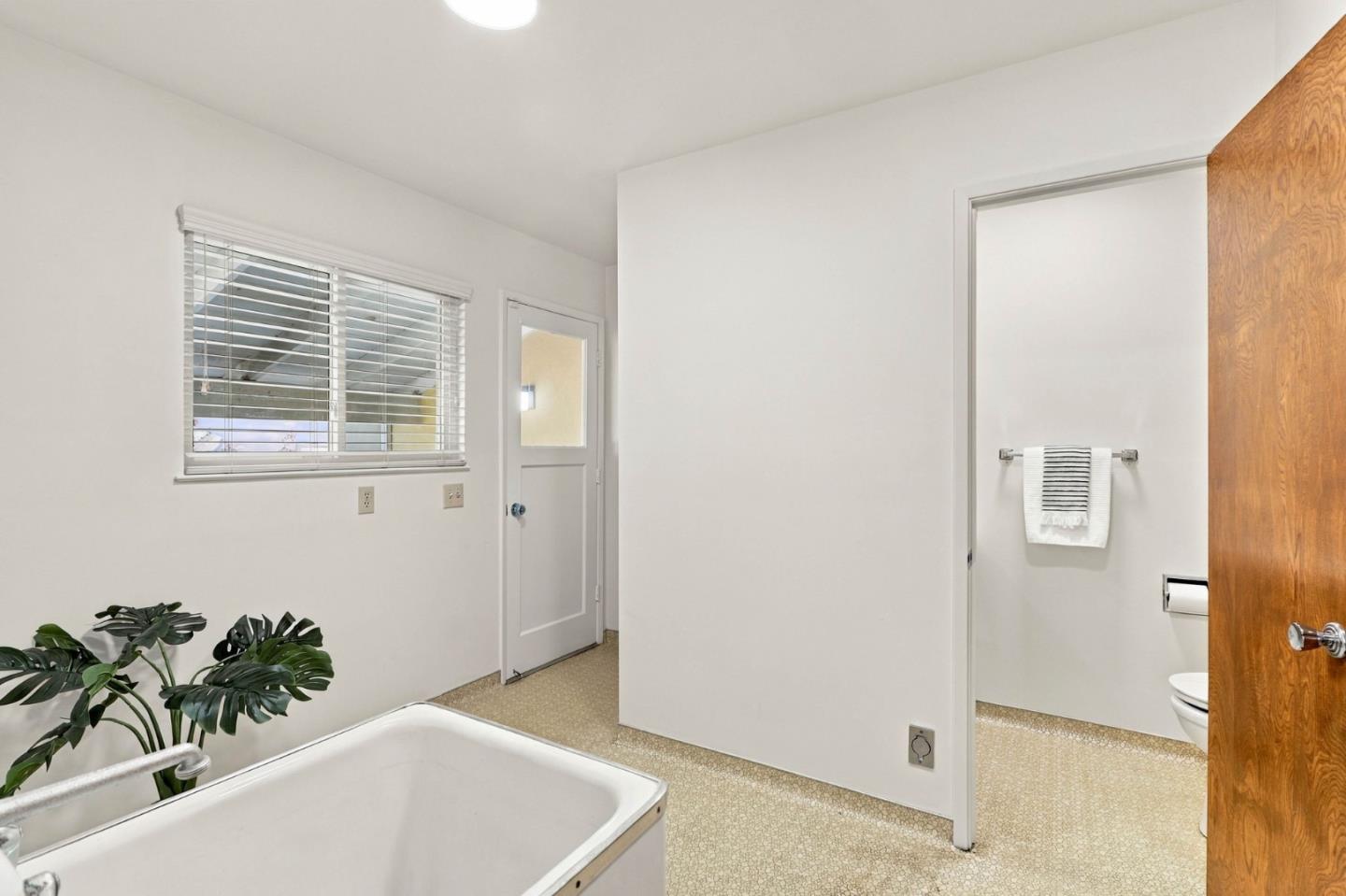 131 Woodcrest PL