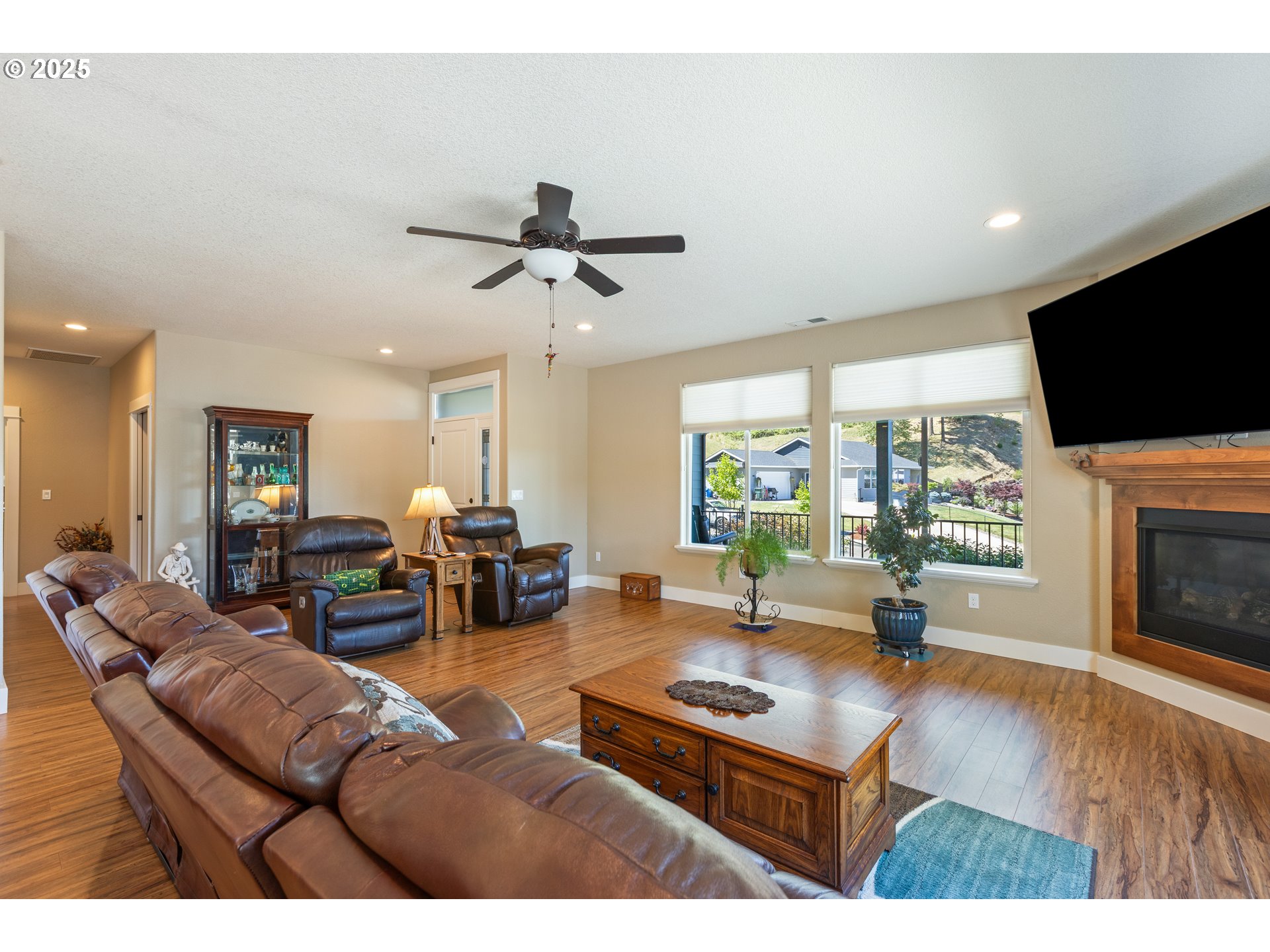 895 VALLEY VISTA ST