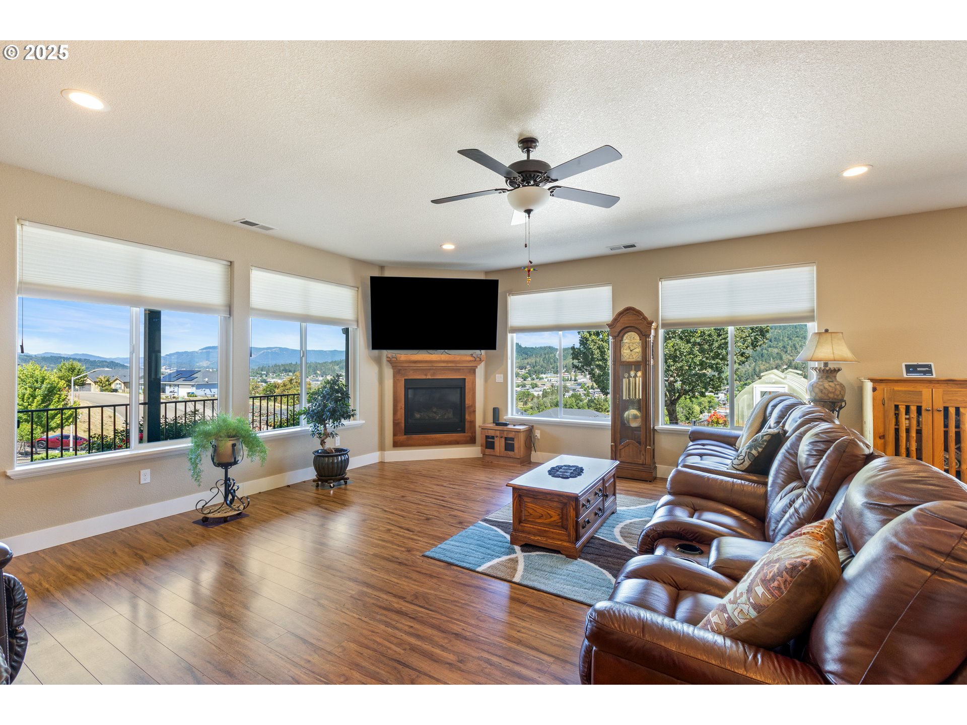 895 VALLEY VISTA ST