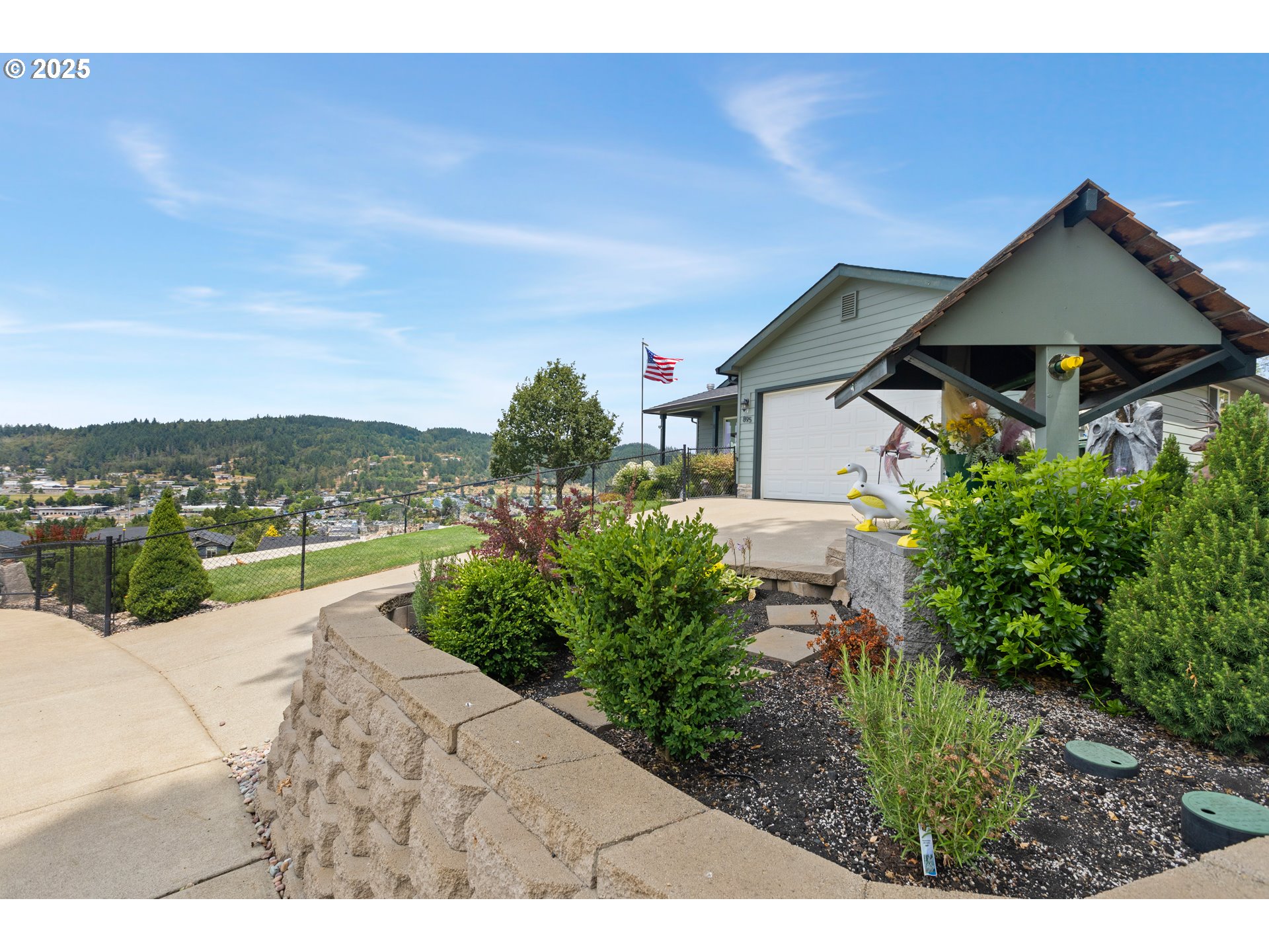 895 VALLEY VISTA ST