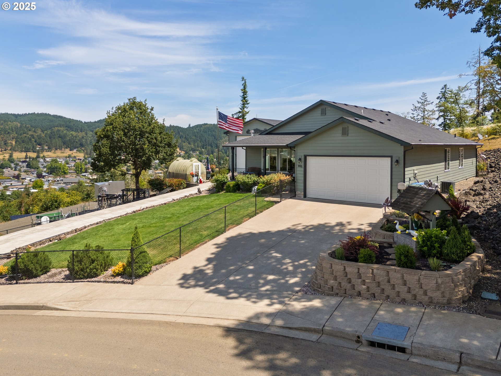 895 VALLEY VISTA ST