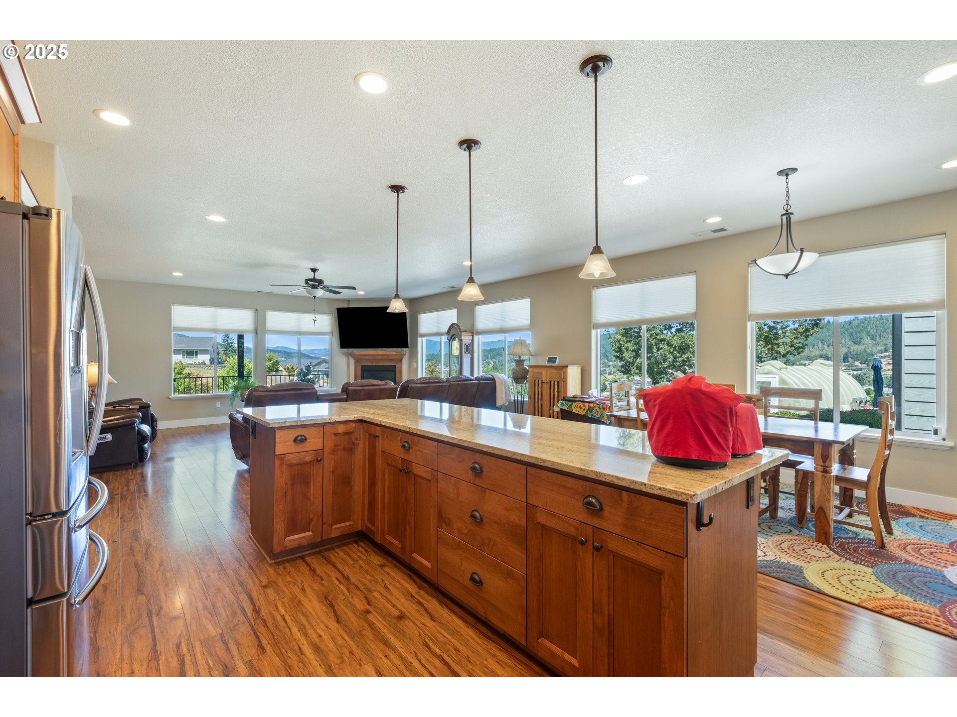 895 VALLEY VISTA ST