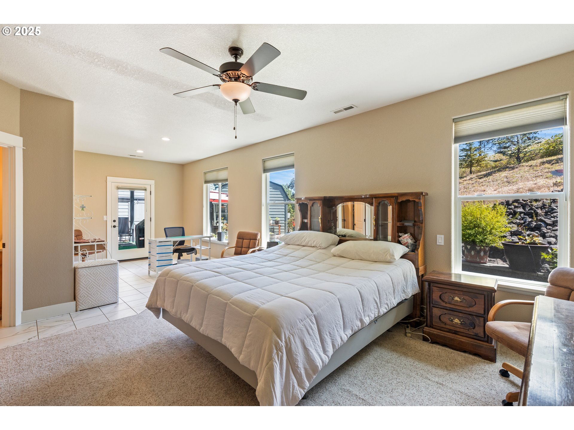 895 VALLEY VISTA ST