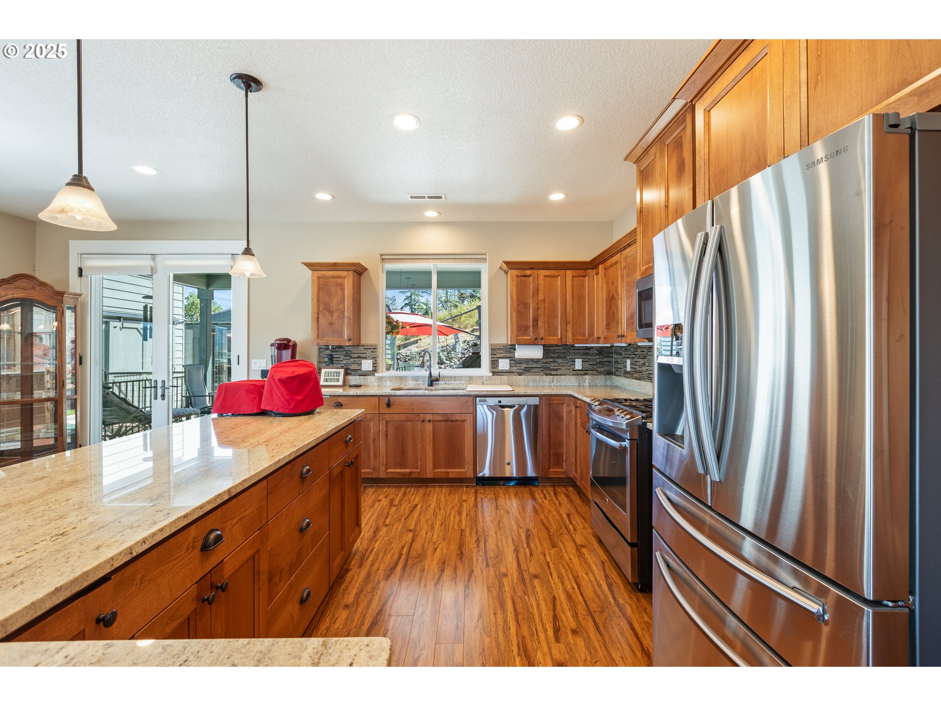 895 VALLEY VISTA ST