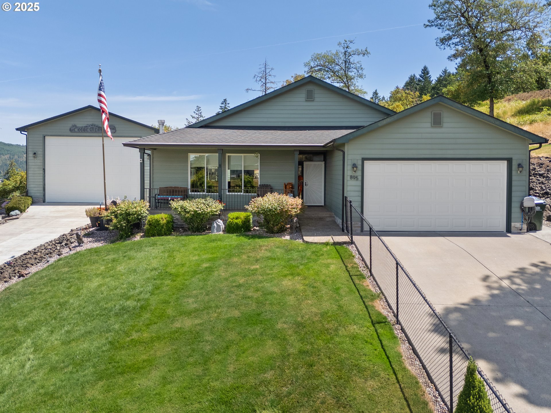895 VALLEY VISTA ST