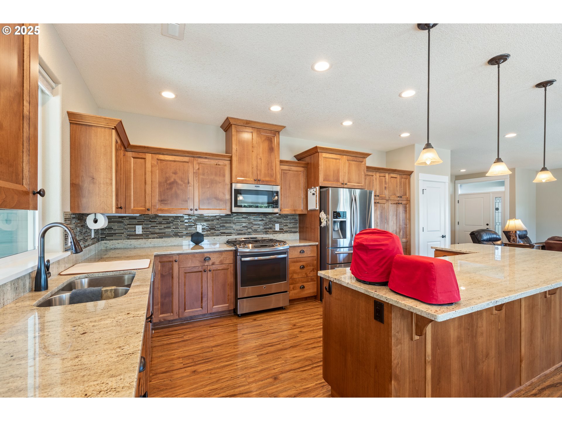 895 VALLEY VISTA ST