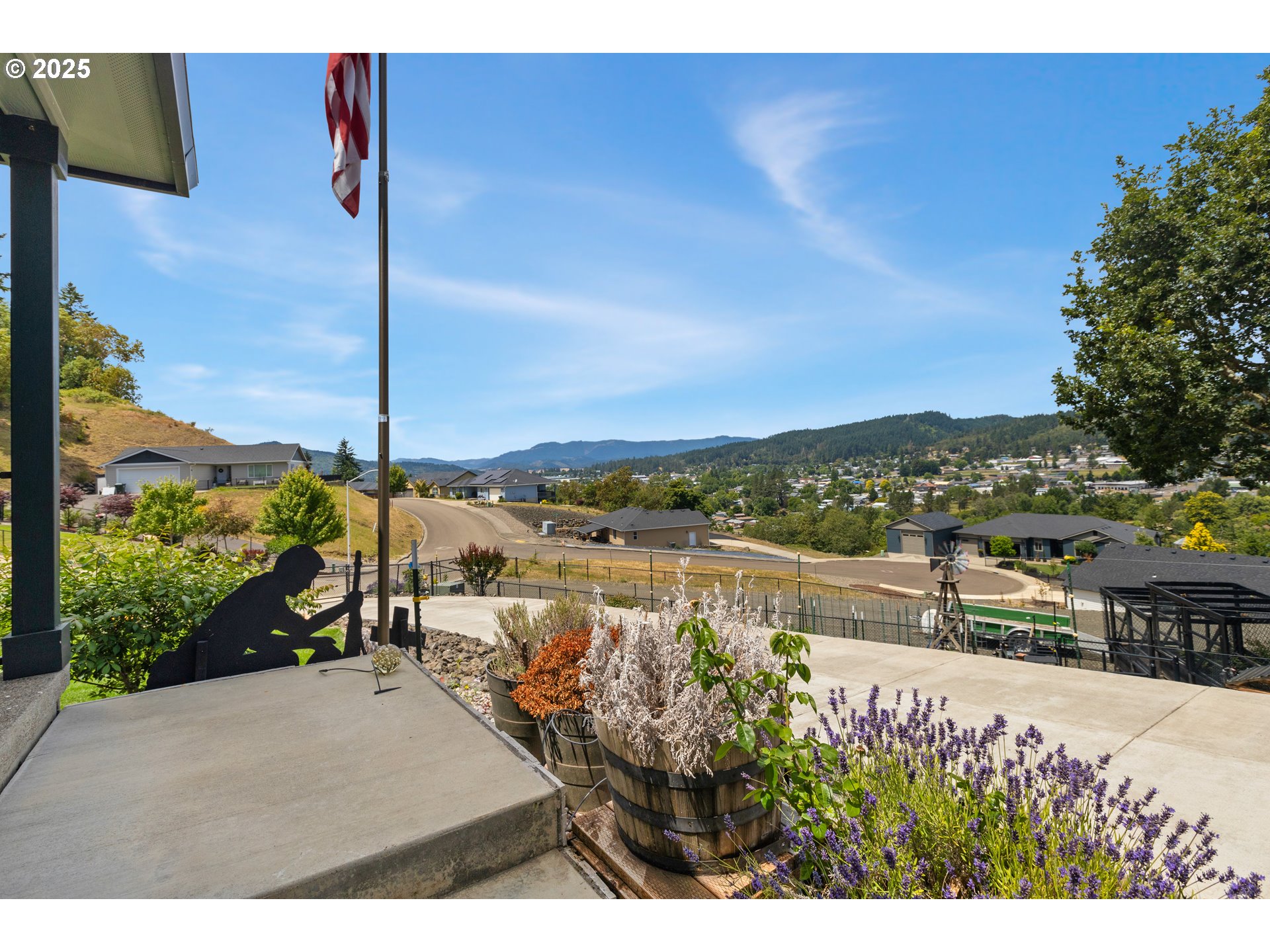 895 VALLEY VISTA ST