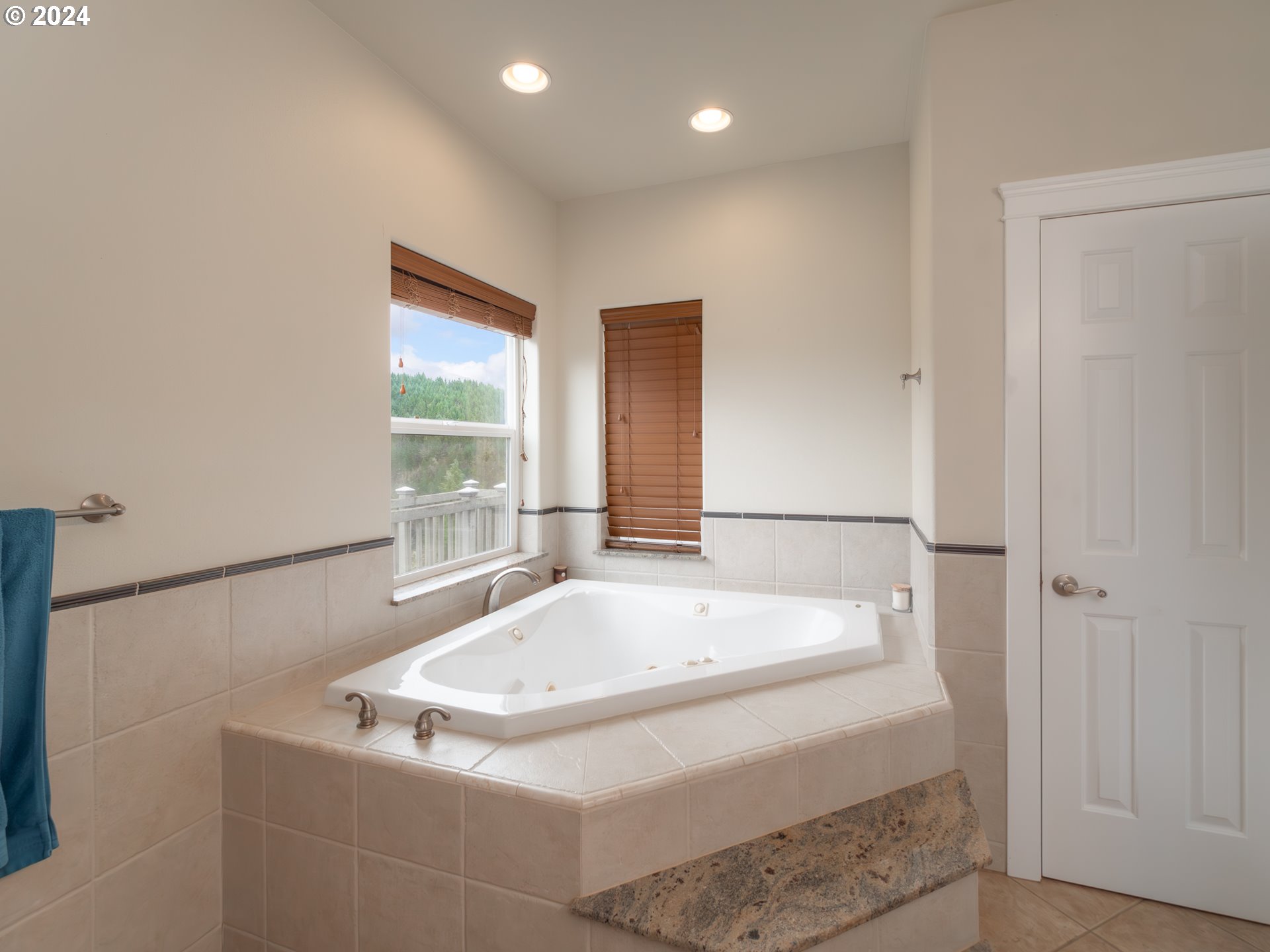 1836 LAKE VIEW DR