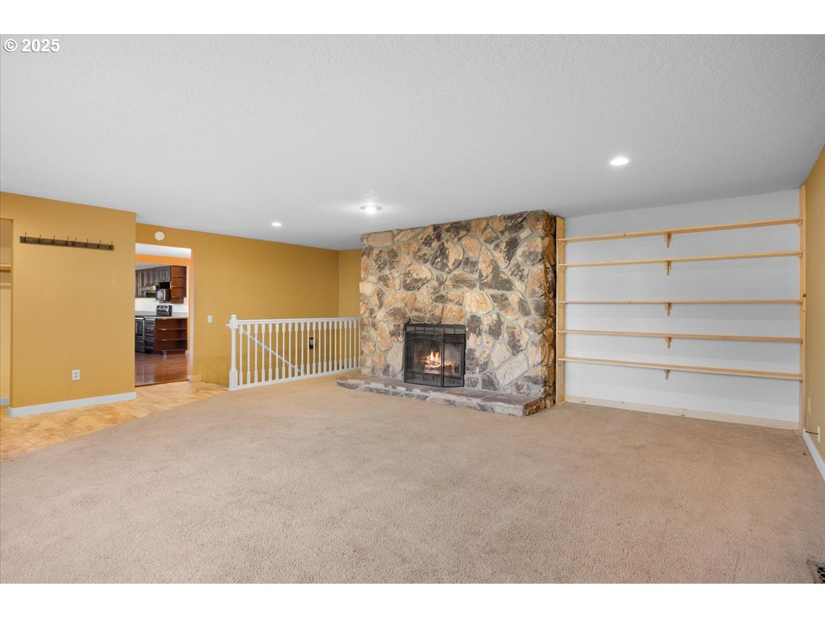 689 SHERWOOD DR