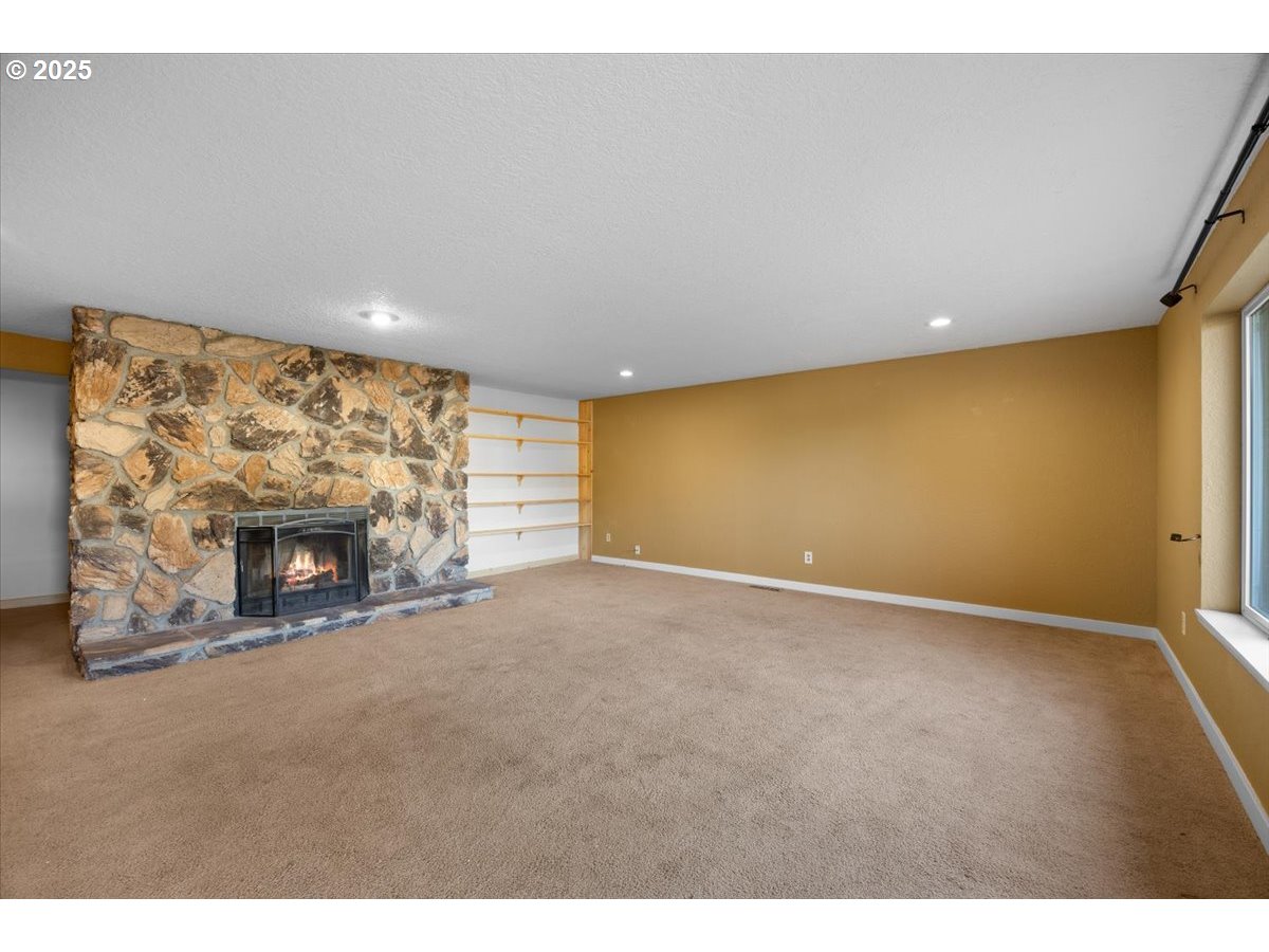 689 SHERWOOD DR