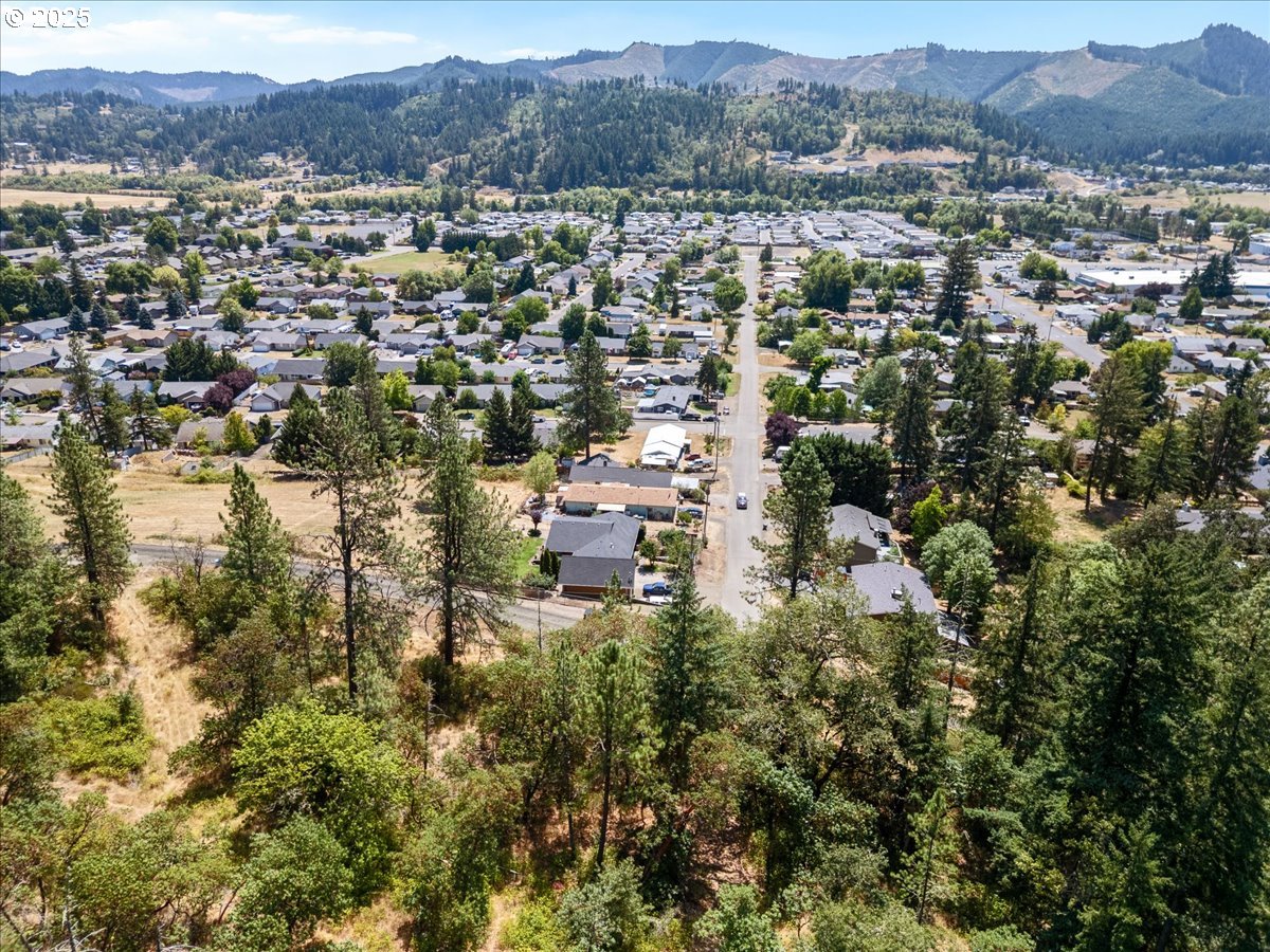689 SHERWOOD DR
