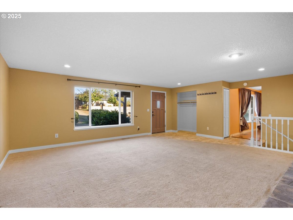 689 SHERWOOD DR