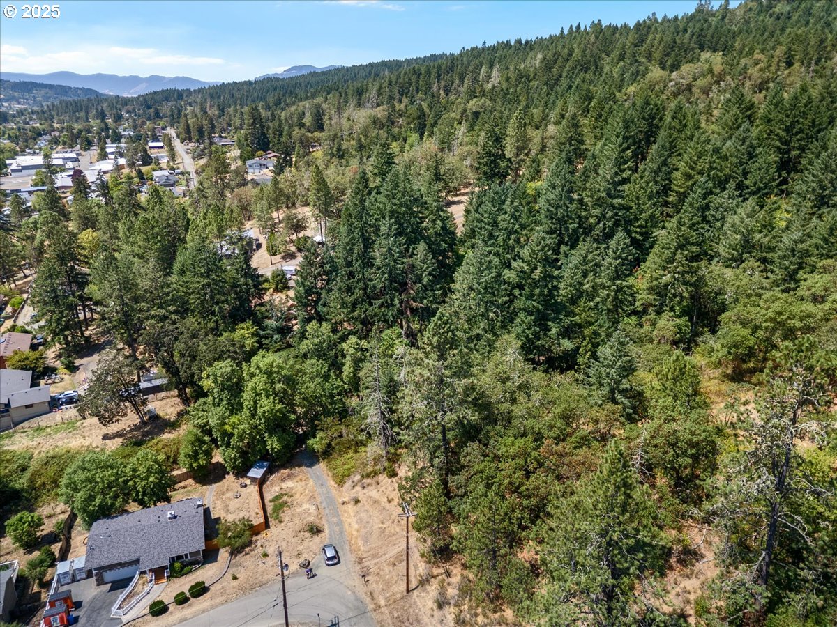 689 SHERWOOD DR