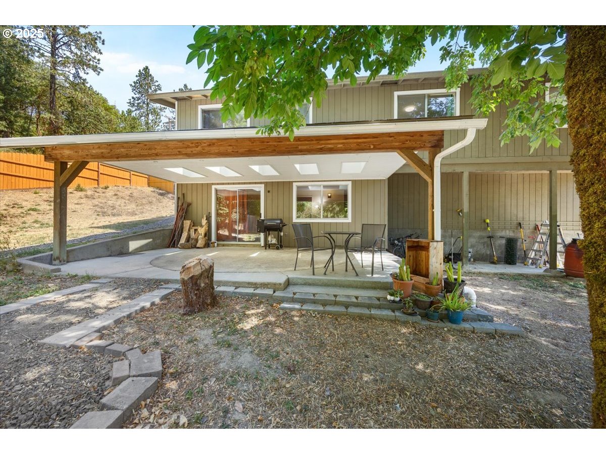 689 SHERWOOD DR