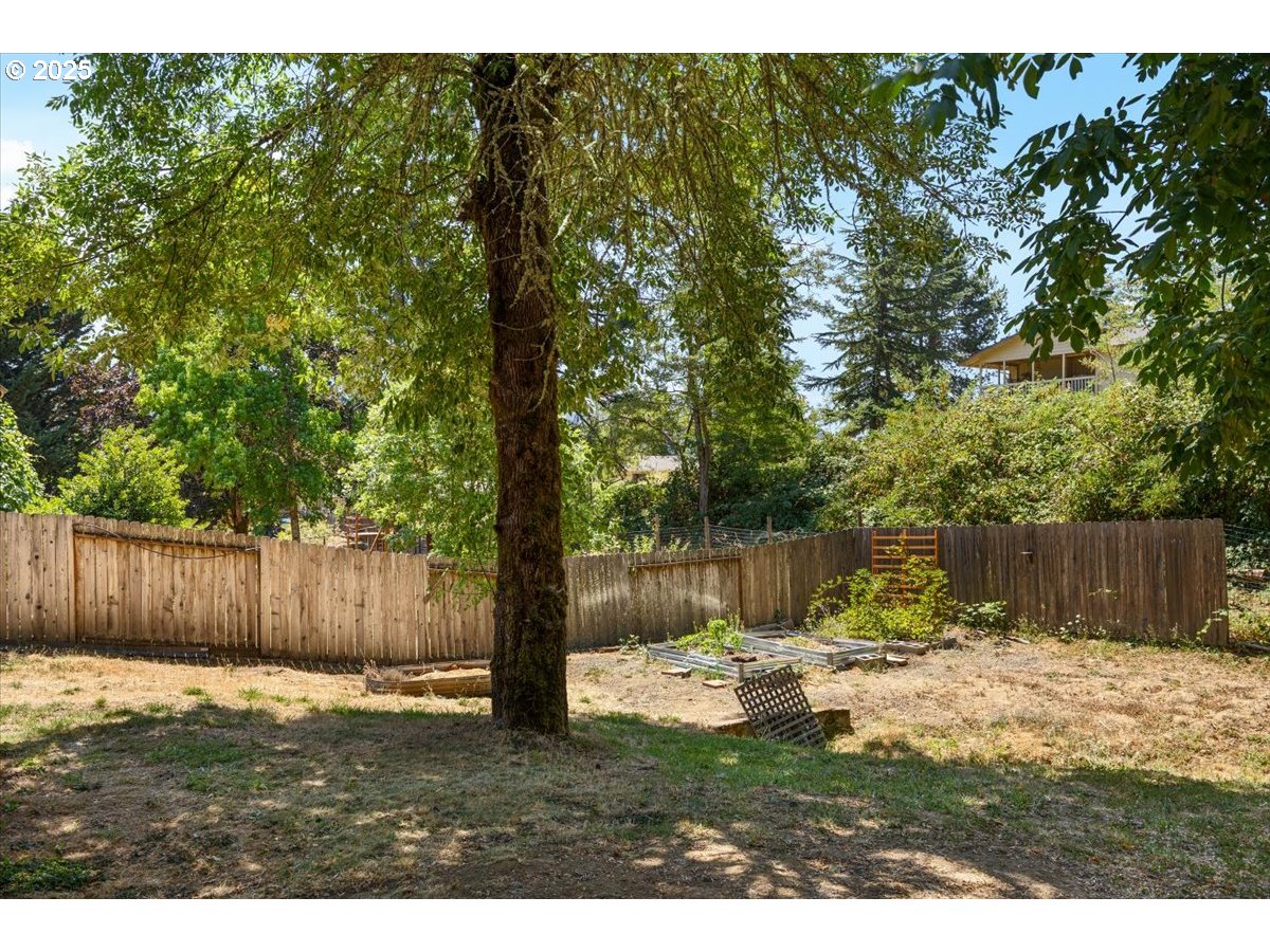 689 SHERWOOD DR