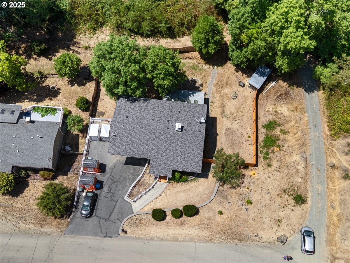 689 SHERWOOD DR